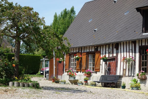 Schnäppchenhäuser finden: Bild zeigt älteres Haus  mit Fensterläden und ohne Balkon als Sinnbild für ein günstiges Haus