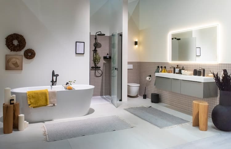 5 Wohntrends rund um Deine Wohnung Bild zeigt Badezimmer in den Farben weiß mit schwarzen Armaturen und Holzdeko sowie grau-violetten Fliesen