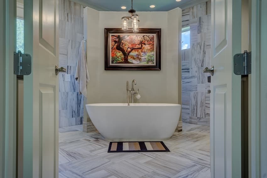 Mehr als nur Funktion: Trendige Ideen für Ihr Traumbad 1 Trendige Ideen für ihr Traumbad - Bild zeigt freistehende Badewanne vor Wand mit gerahmten Gemälde