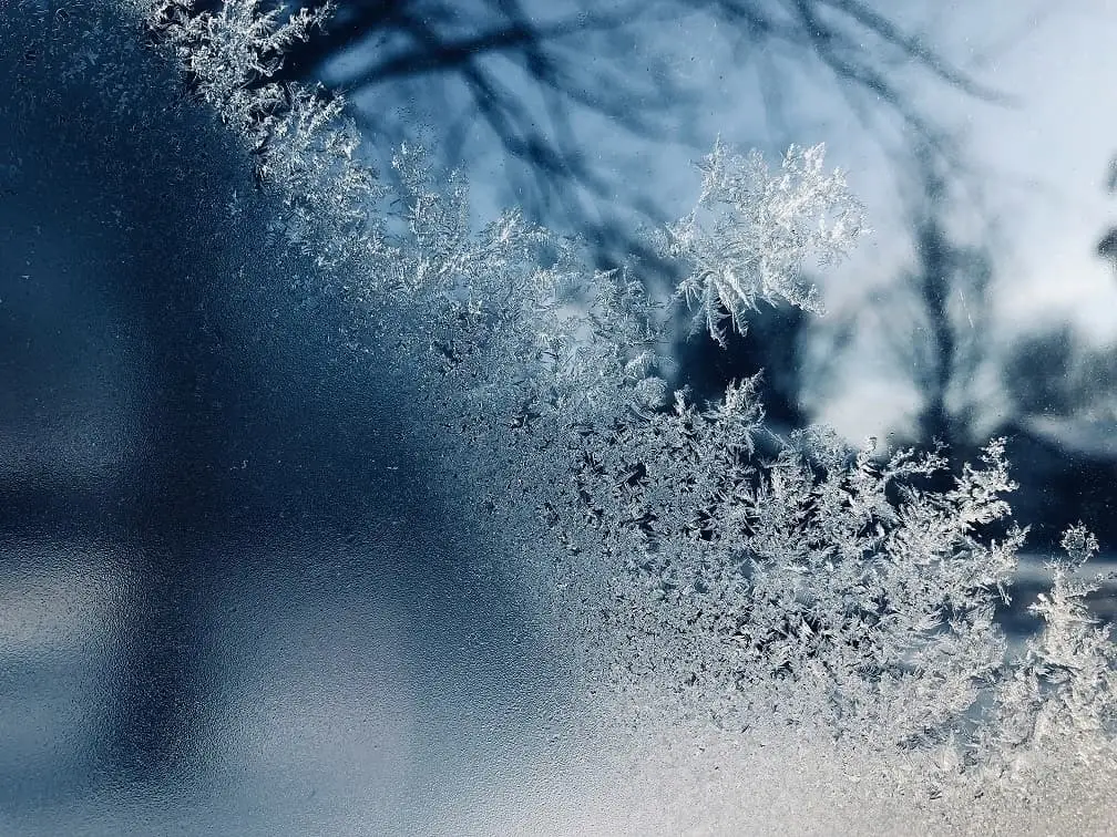 Heizperiode - Was Vermieter und Mieter wissen sollten 1 Wenn es in der Wohnung kalt wird - Bild zeigt Fenster auf dem sich Eiskristalle befinden