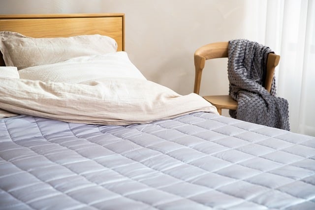 Matratzentopper: Bild zeigt aufgeschlagenes Bett